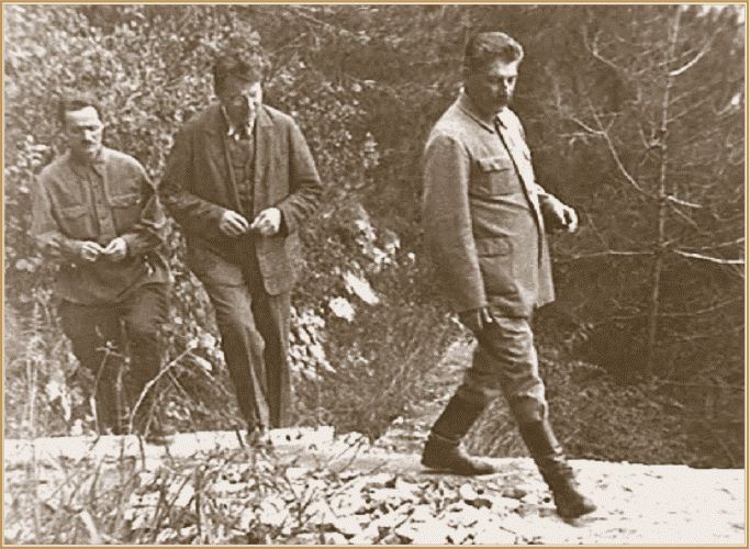 И.В. Сталин на прогулке в «Зеленой роще»..gif